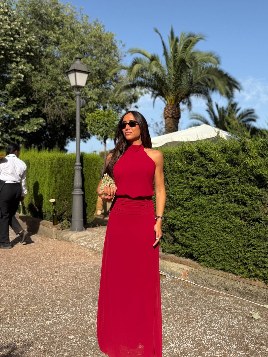 Vestido halter com a cintura drapeada bordô