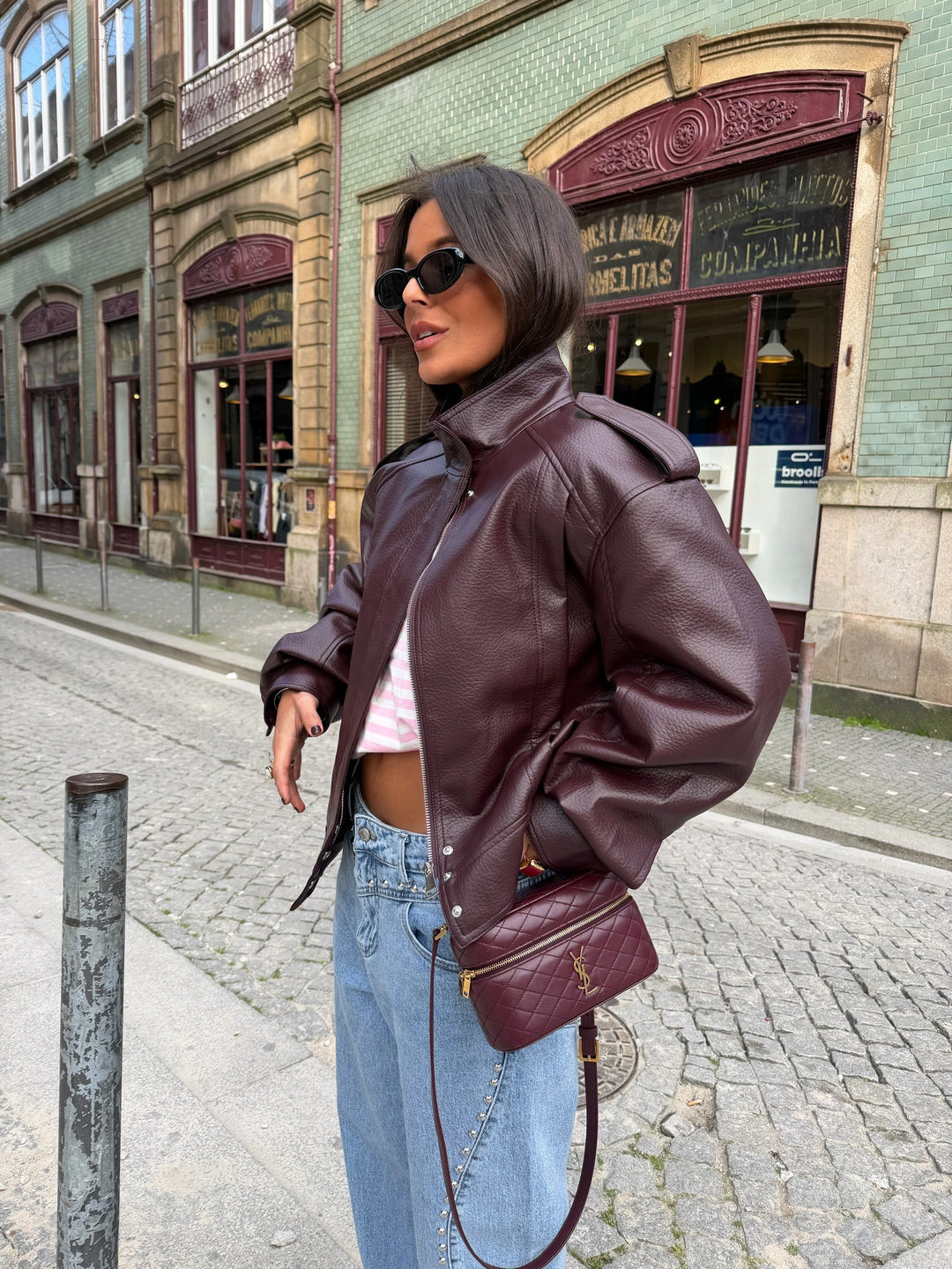 Jeans de denim com tachinhas