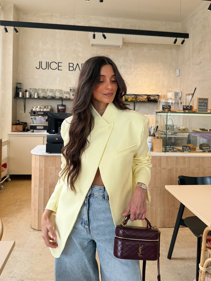 Blazer assimétrico em amarelo manteiga
