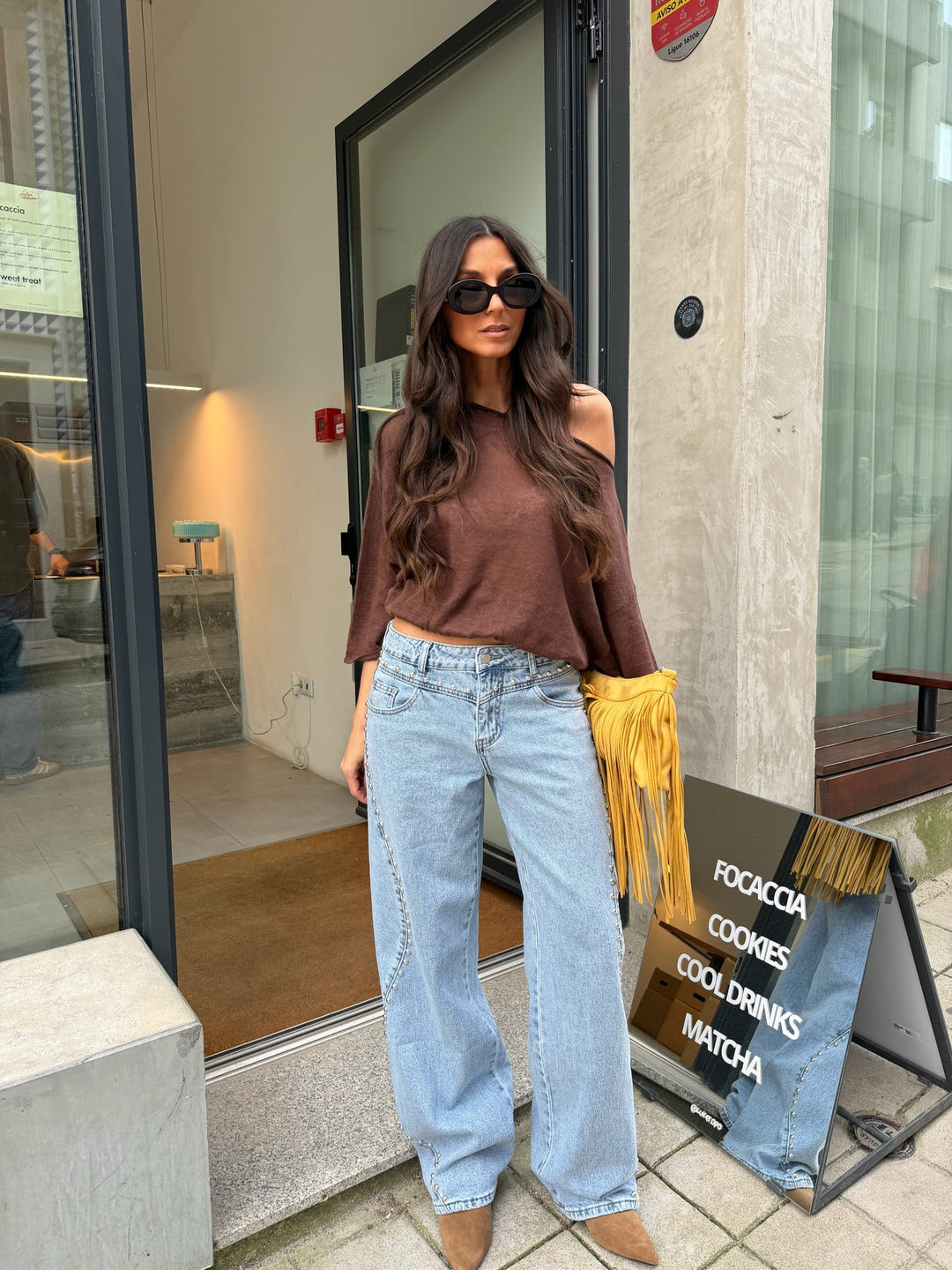 Jeans de denim com tachinhas