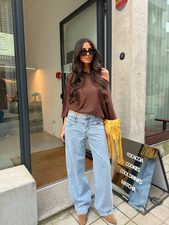 Jeans de denim com tachinhas
