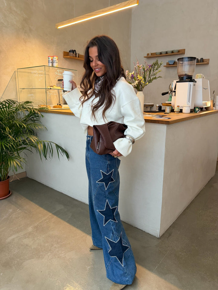 Jeans de ganga com estrela em azul escuro