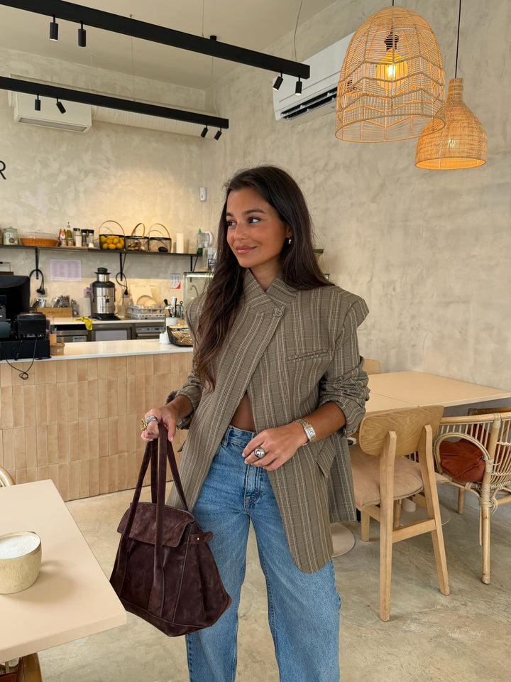 Blazer assimétrico em xadrez taupe
