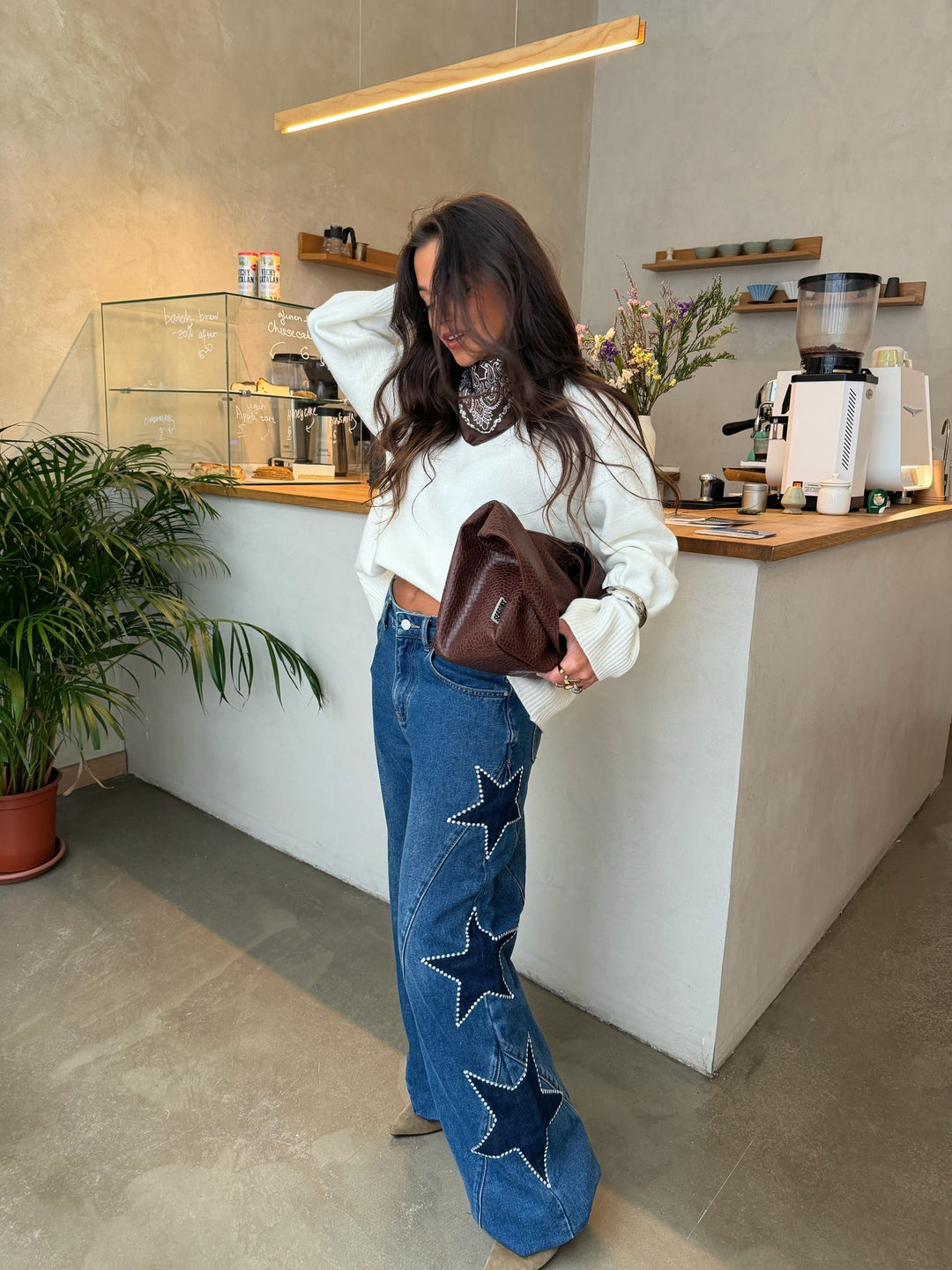 Jeans de ganga com estrela em azul escuro