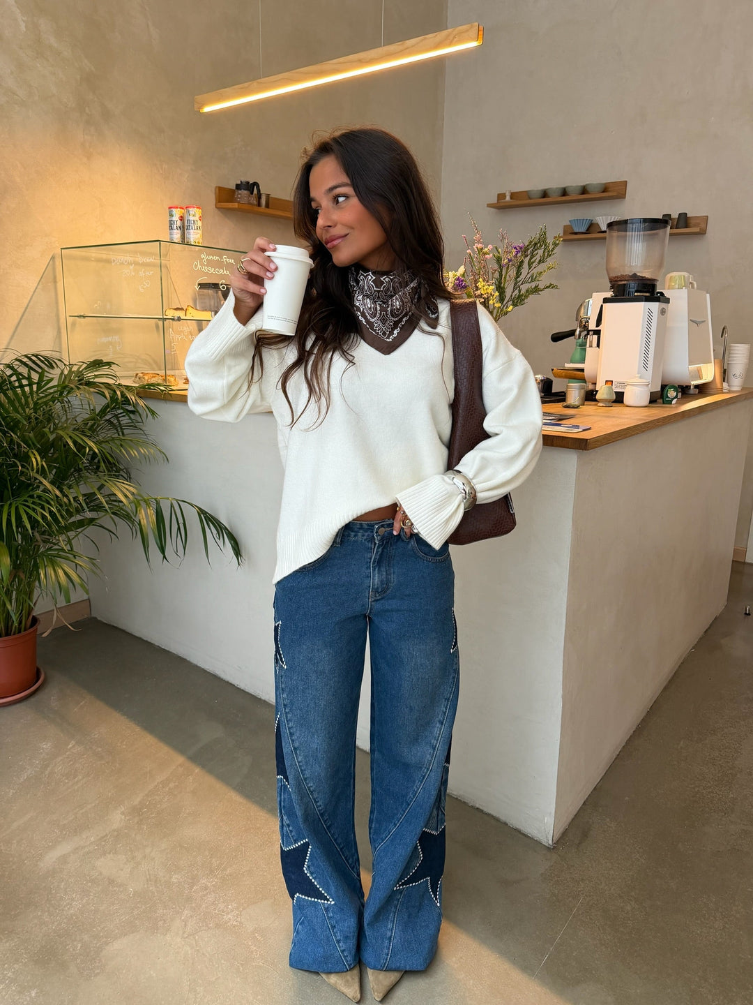 Jeans de ganga com estrela em azul escuro