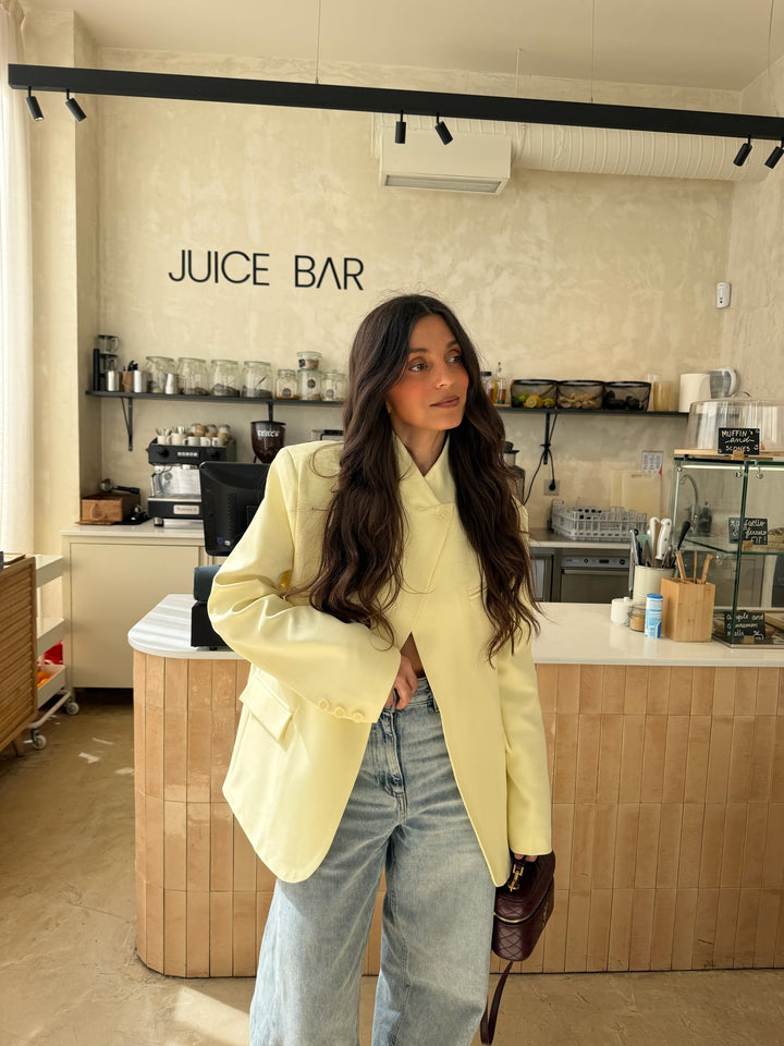Blazer assimétrico em amarelo manteiga