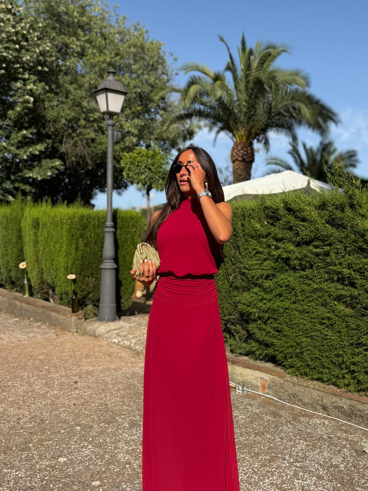 Vestido halter com a cintura drapeada bordô