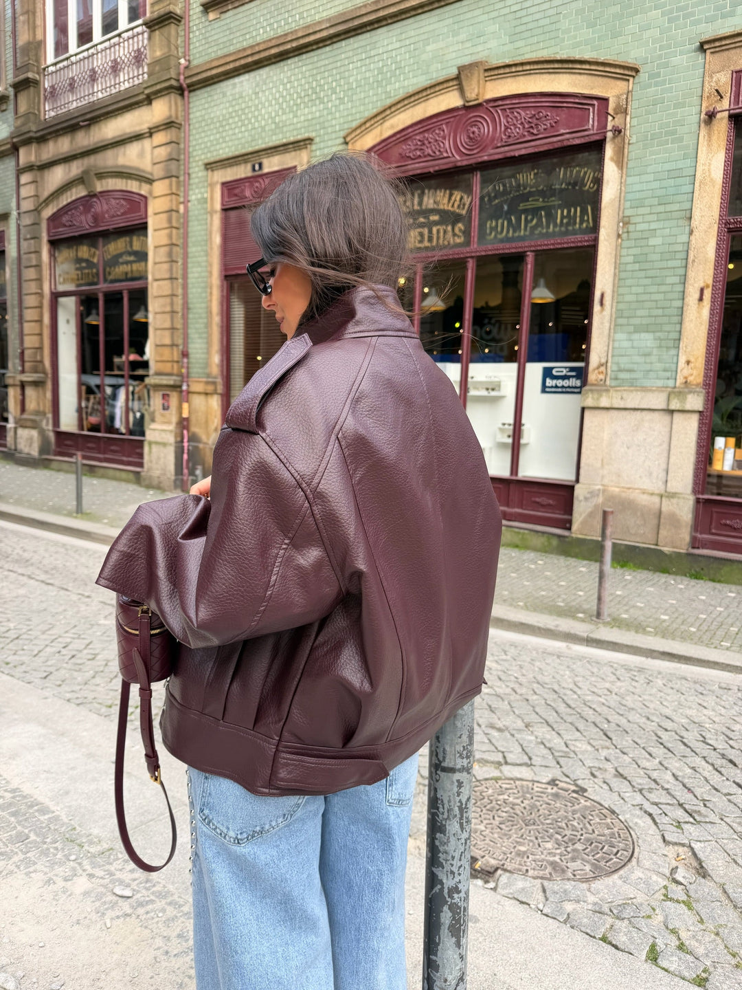 Jaqueta oversized estruturada em bordô