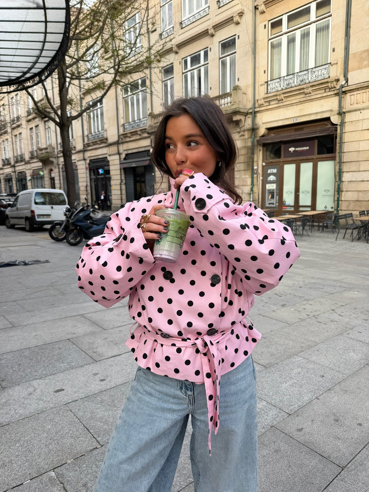 Casaco trench cropped de gola alta com padrão poá na cor rosa
