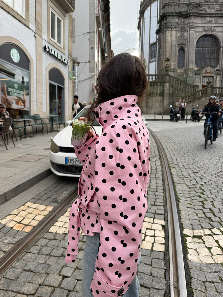 Casaco trench cropped de gola alta com padrão poá na cor rosa