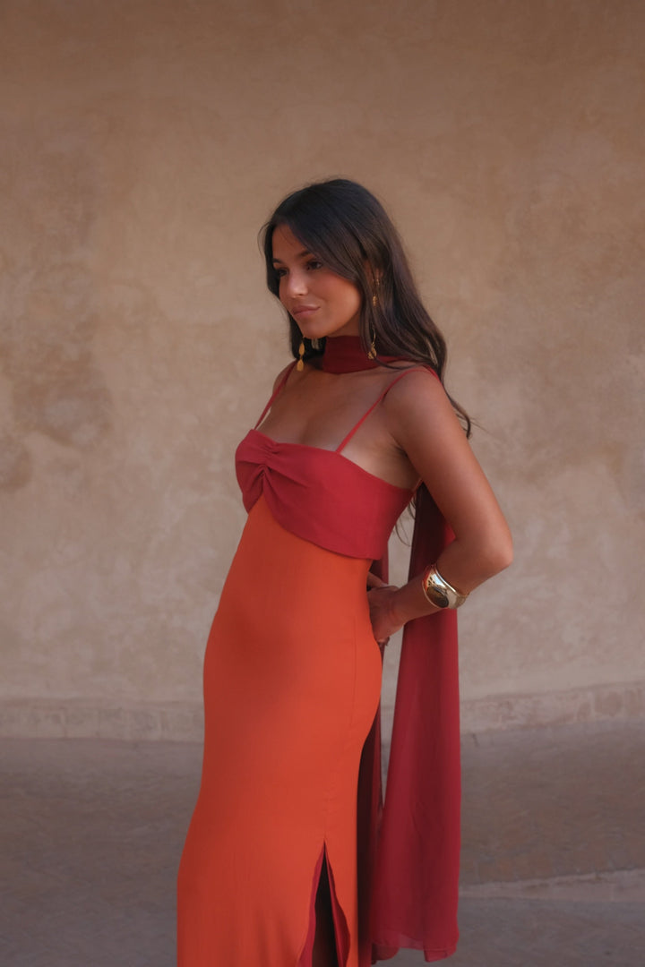 Zahara / Vestido em laranja e vermelho