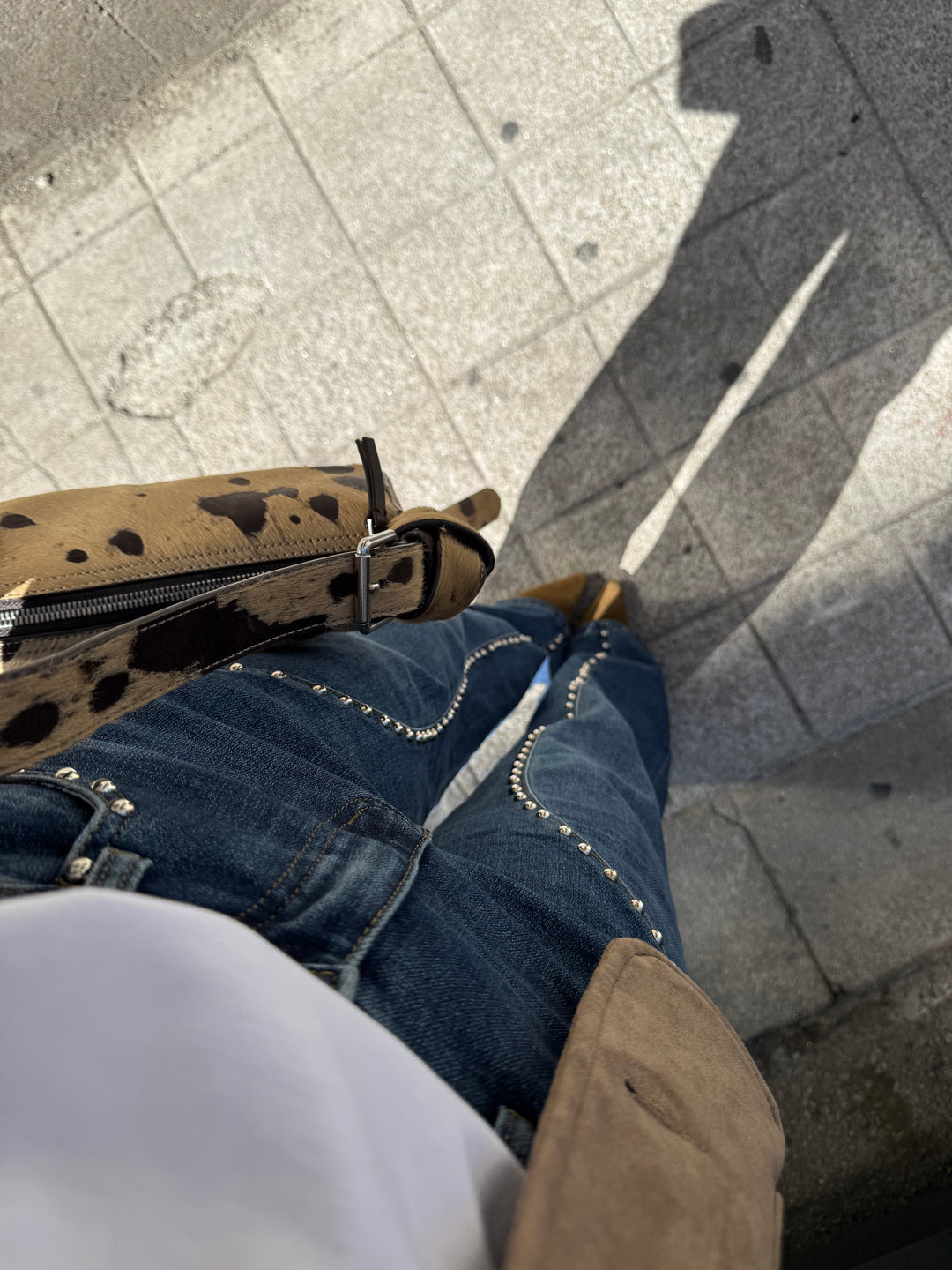 Jeans de ganga de perna larga com tachas