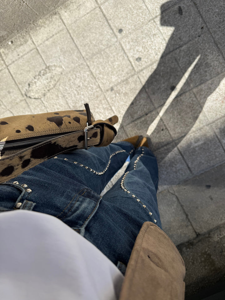 Jeans de ganga de perna larga com tachas
