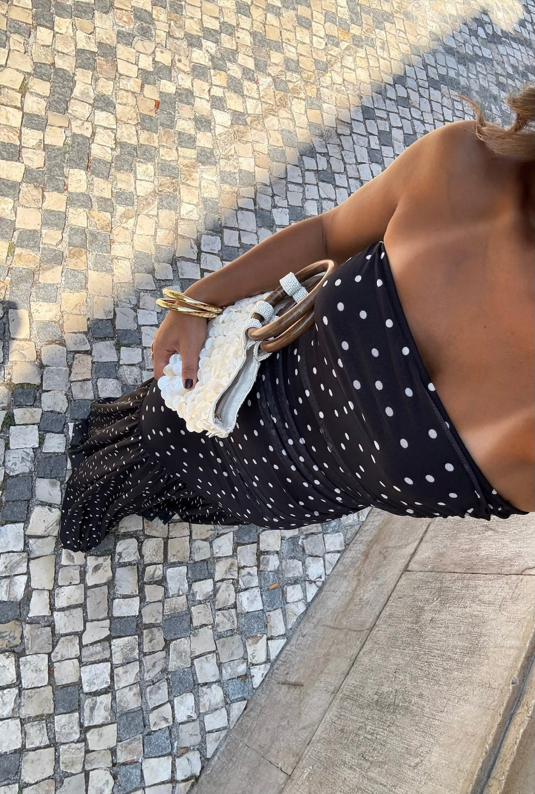 Vestido de bolinhas pretas