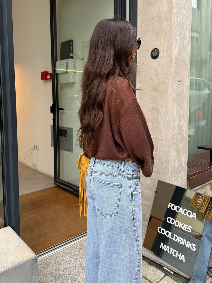 Jeans de denim com tachinhas
