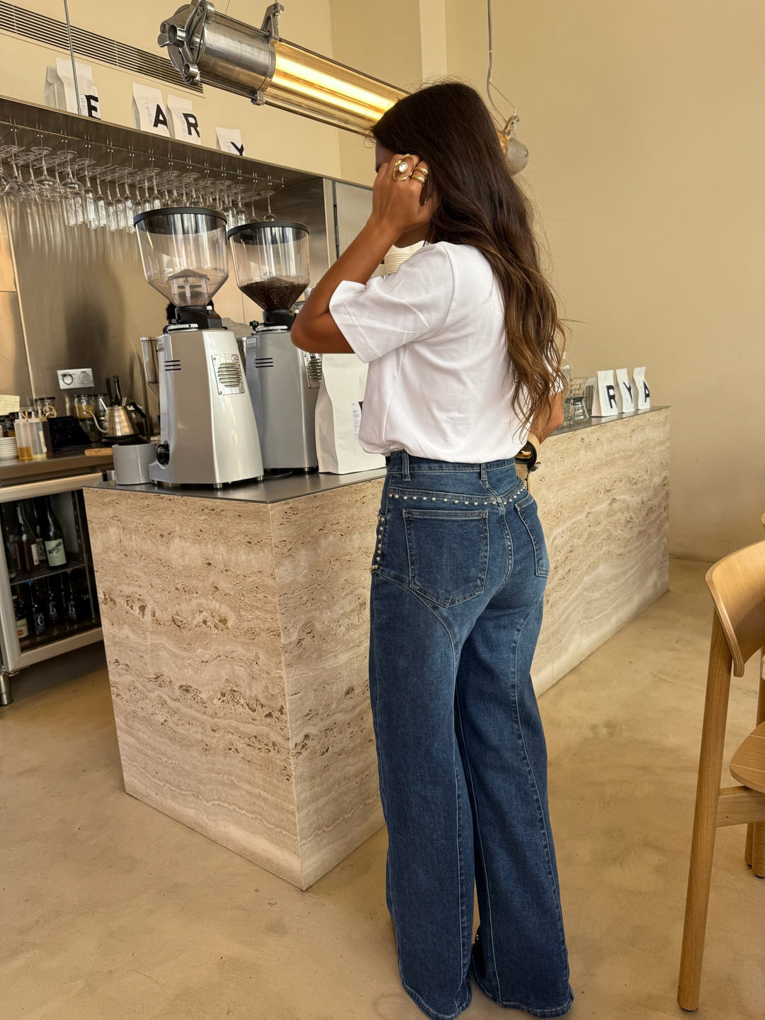 Jeans de ganga de perna larga com tachas