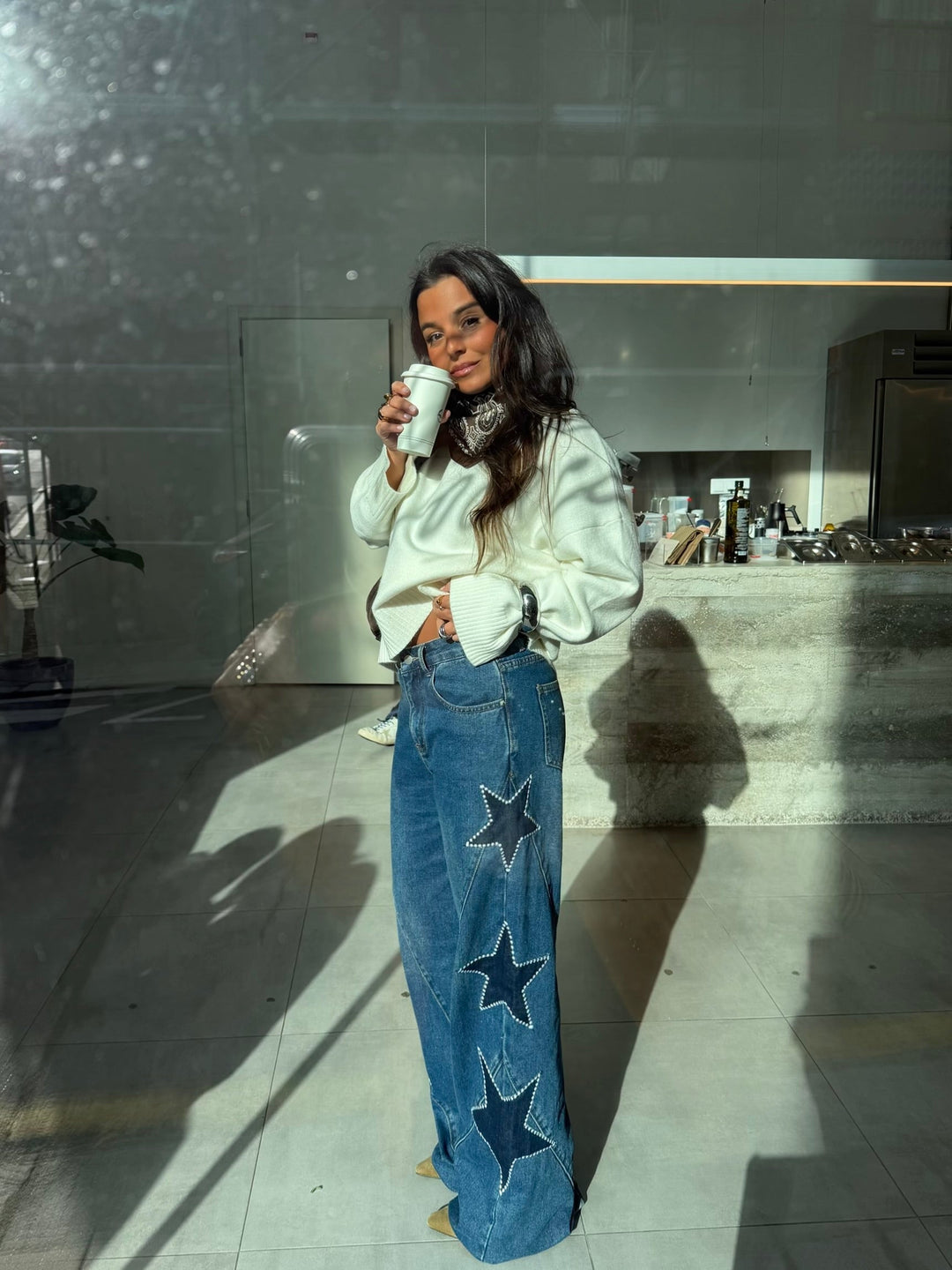 Jeans de ganga com estrela em azul escuro