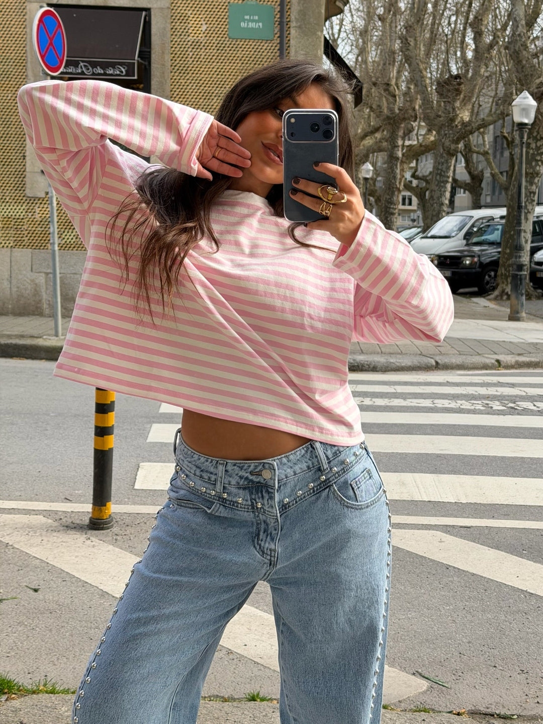 Jeans de denim com tachinhas