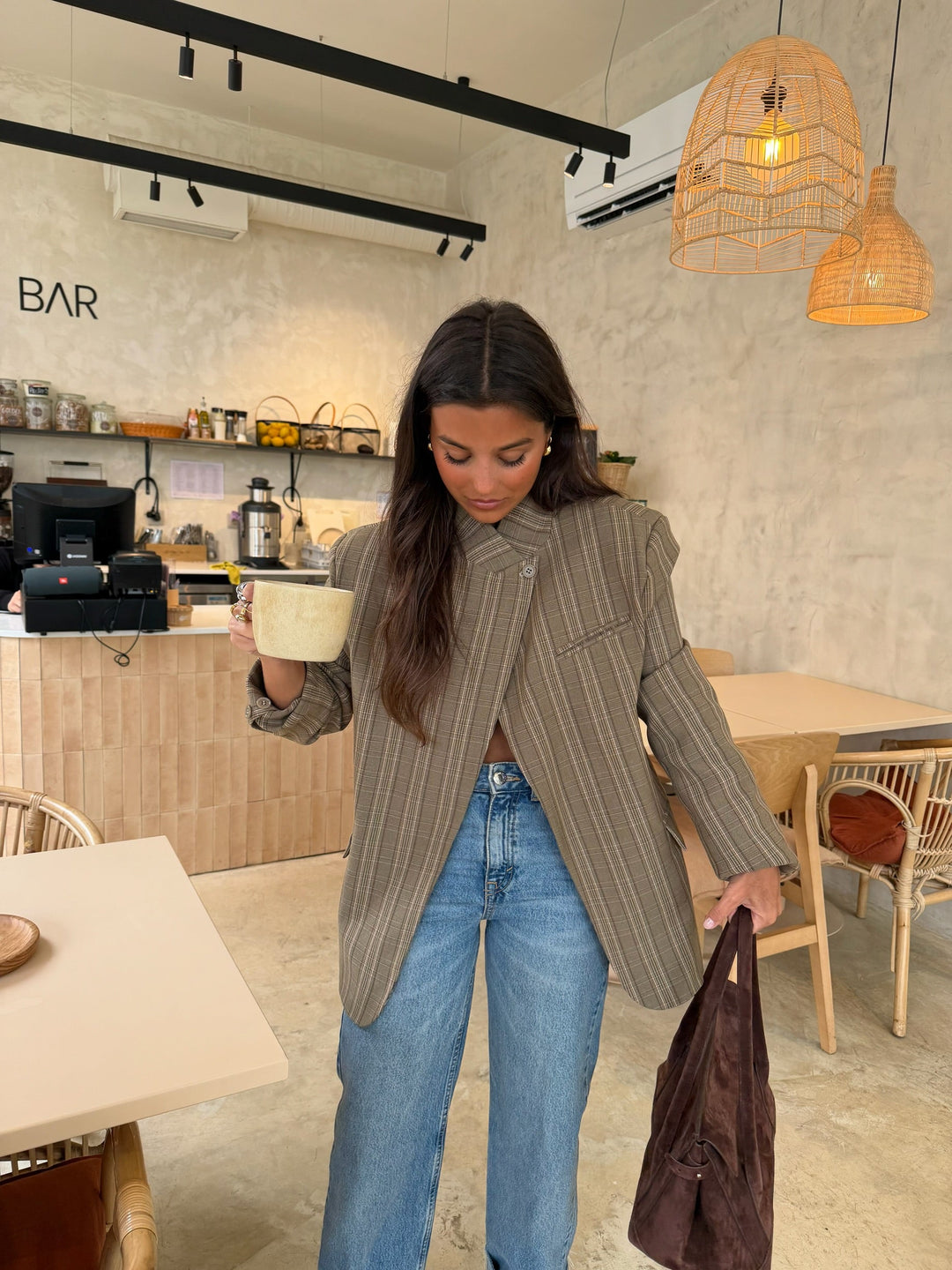 Blazer assimétrico em xadrez taupe