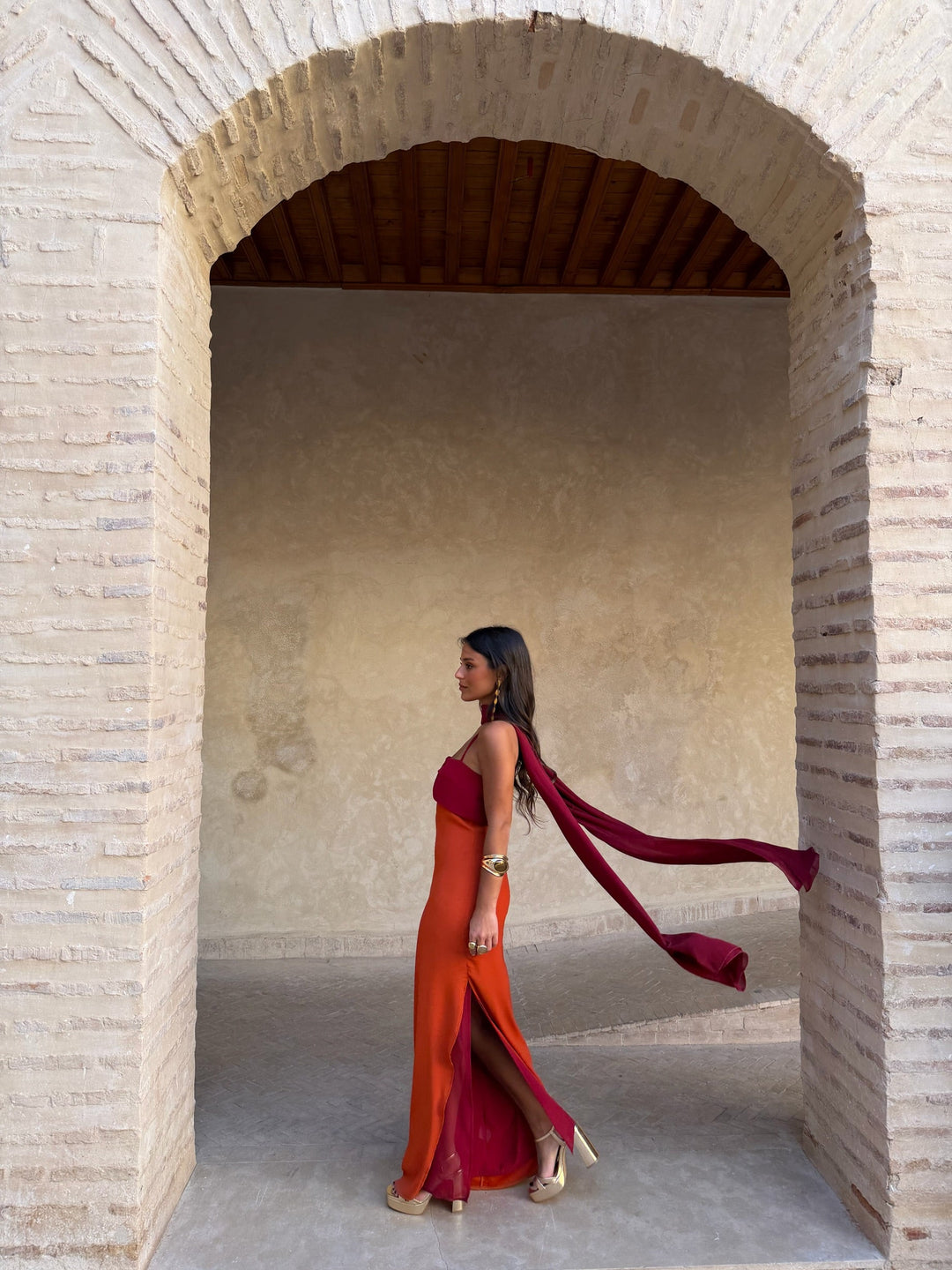 Zahara / Vestido em laranja e vermelho