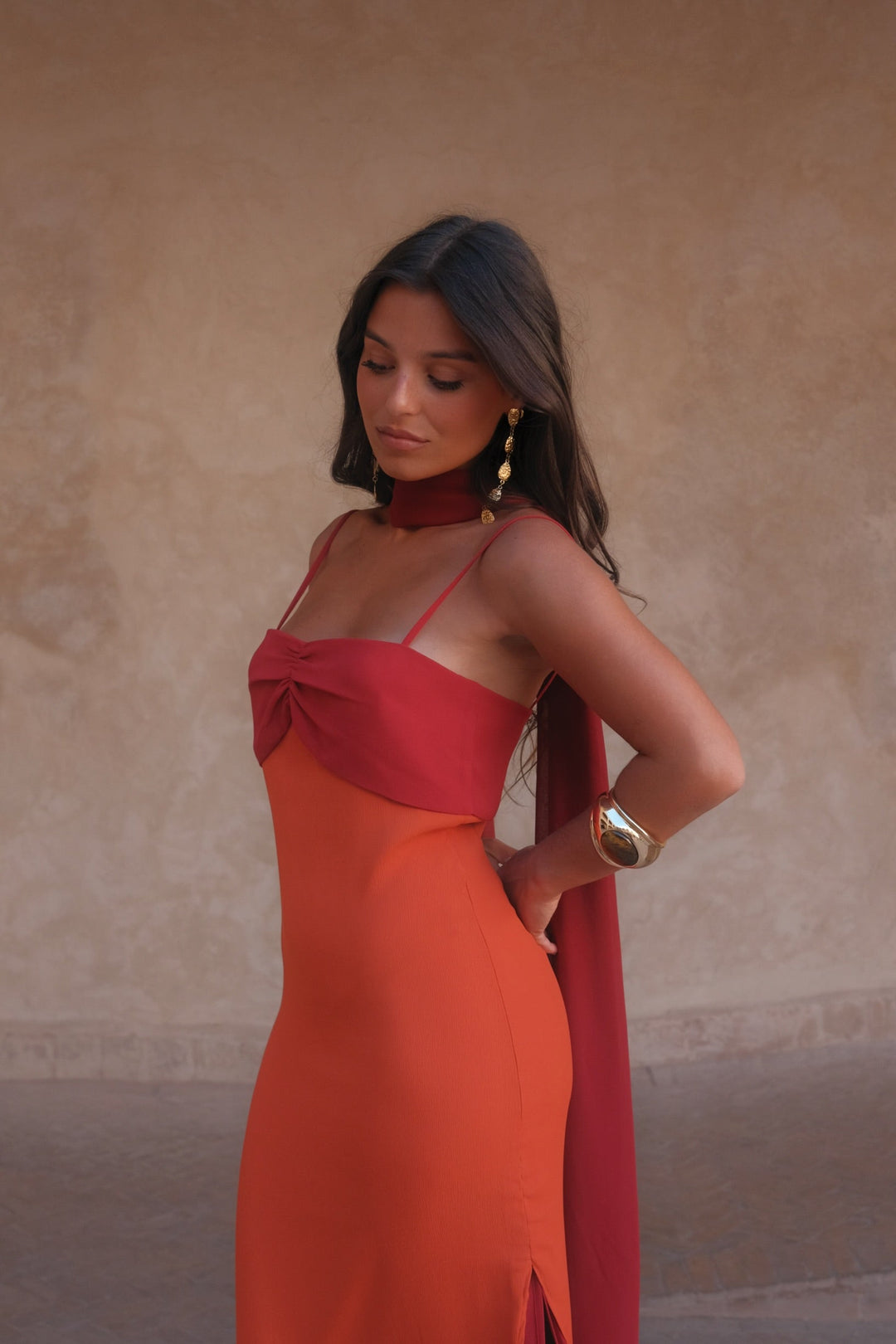 Zahara / Vestido em laranja e vermelho