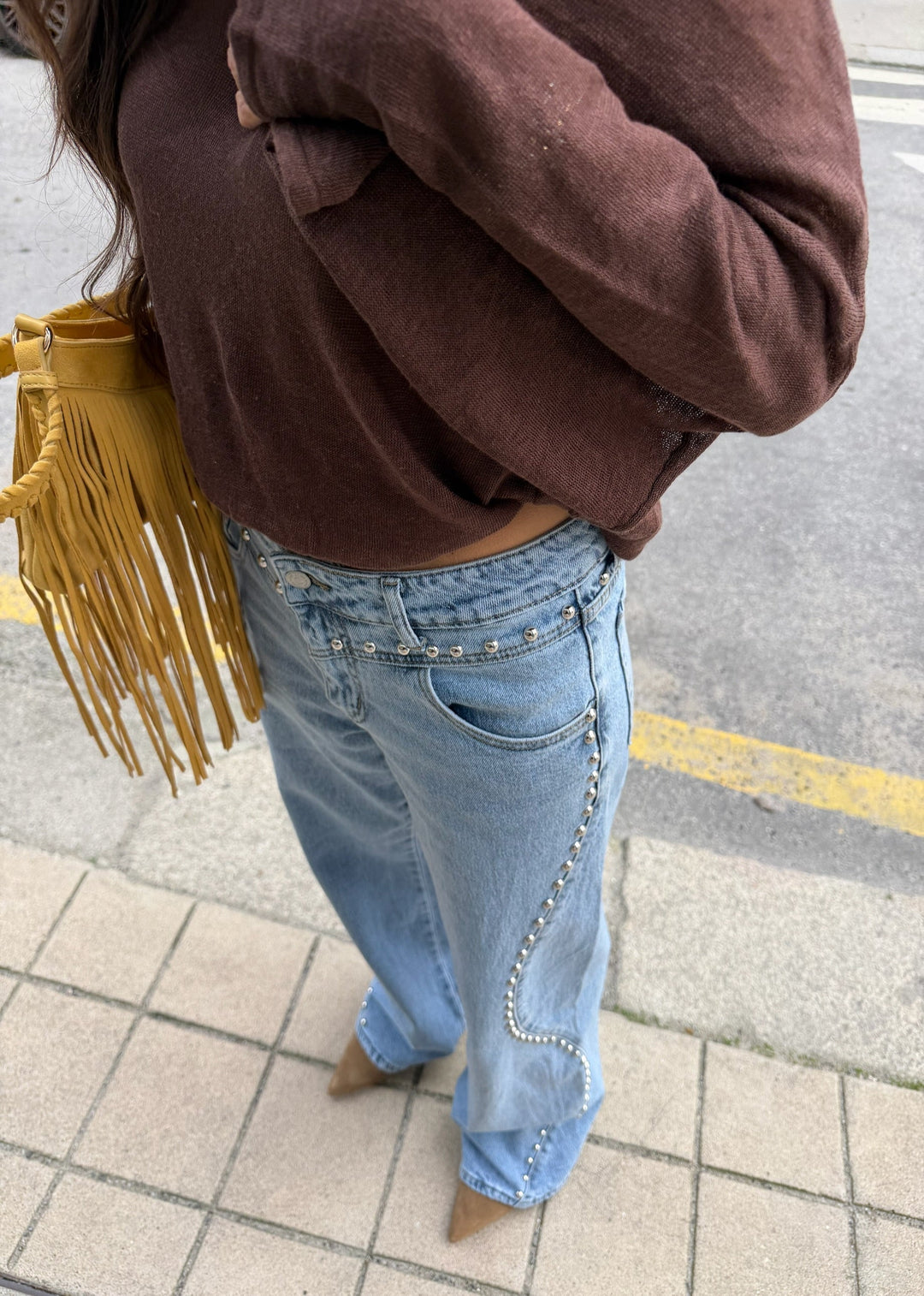 Jeans de denim com tachinhas