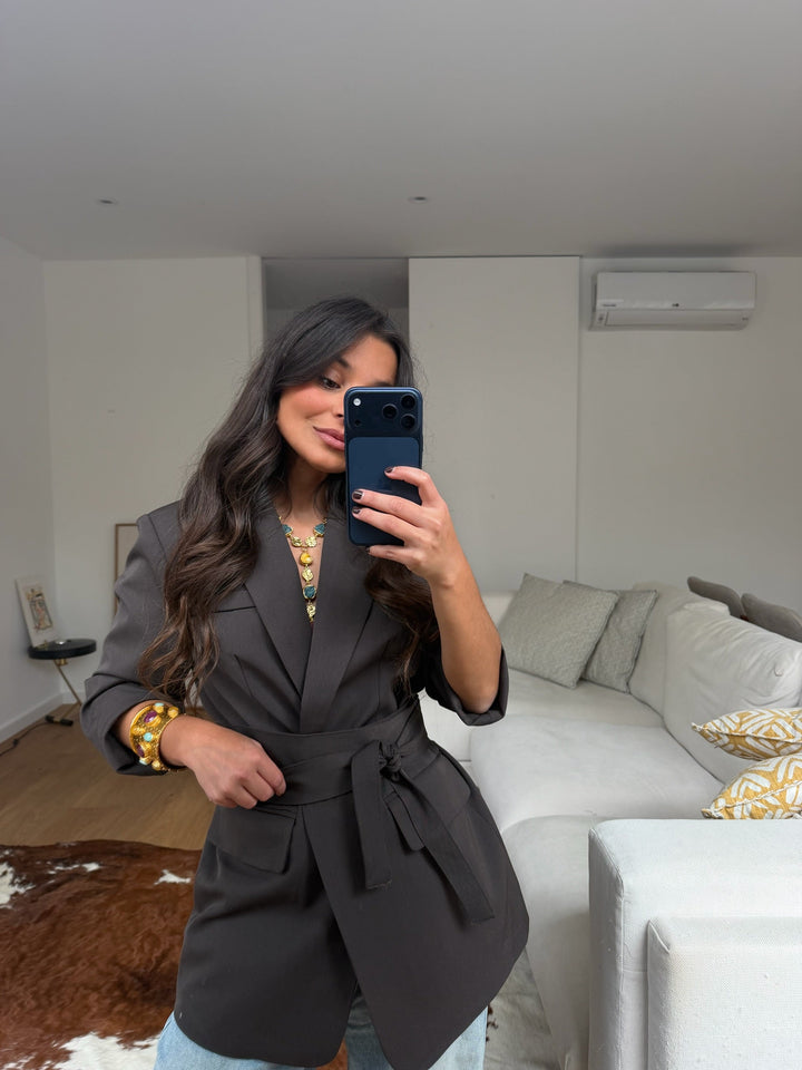 Blazer com cinto na cor chocolate — indispensável