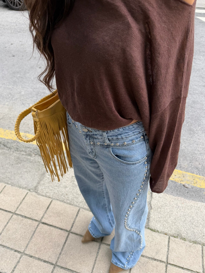 Jeans de denim com tachinhas