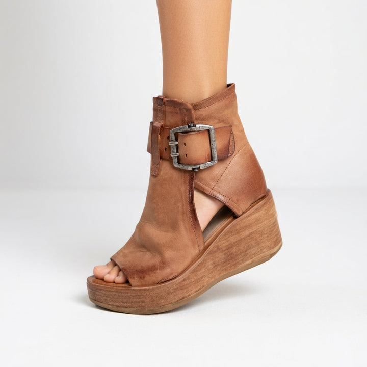 Botins de cunha com ponta aberta, estilo moderno