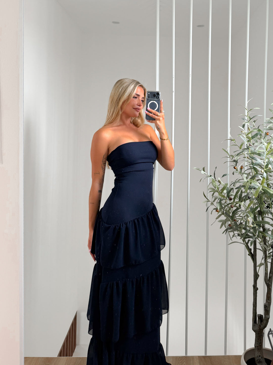Vestido palavra volantes assimétricos azul marinho