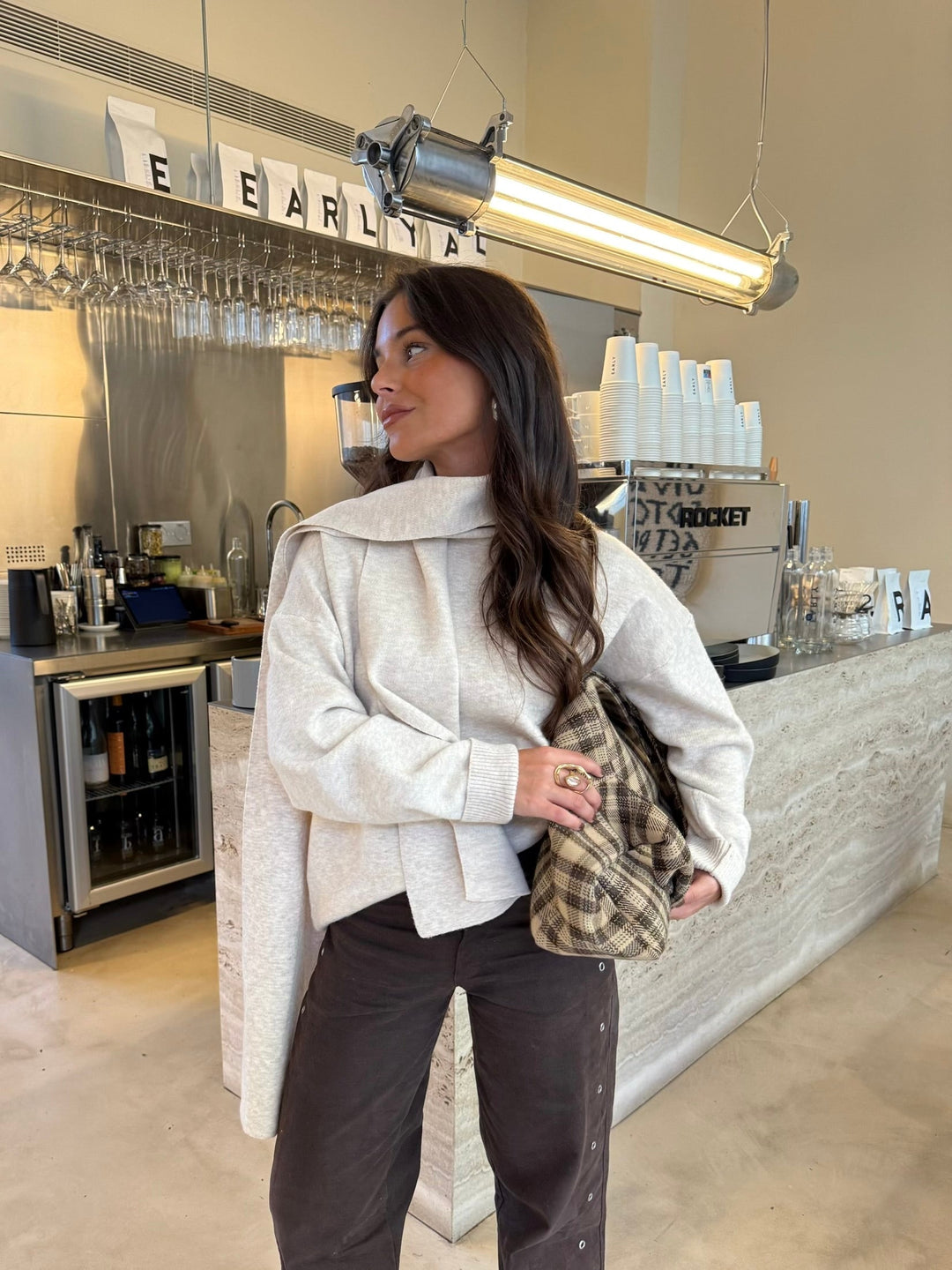 Jeans castanhos com anéis