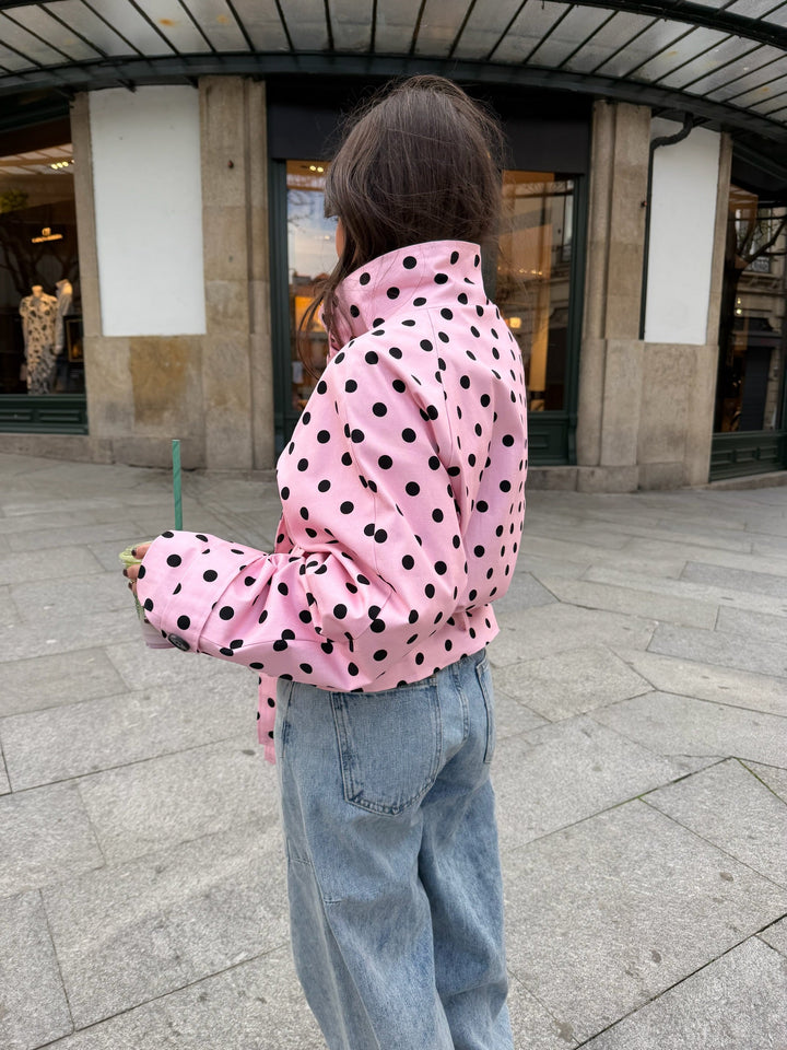 Casaco trench cropped de gola alta com padrão poá na cor rosa