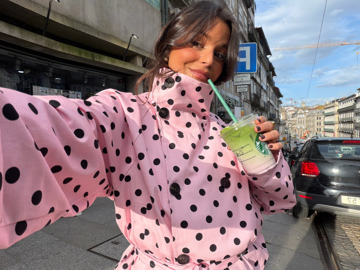 Casaco trench cropped de gola alta com padrão poá na cor rosa