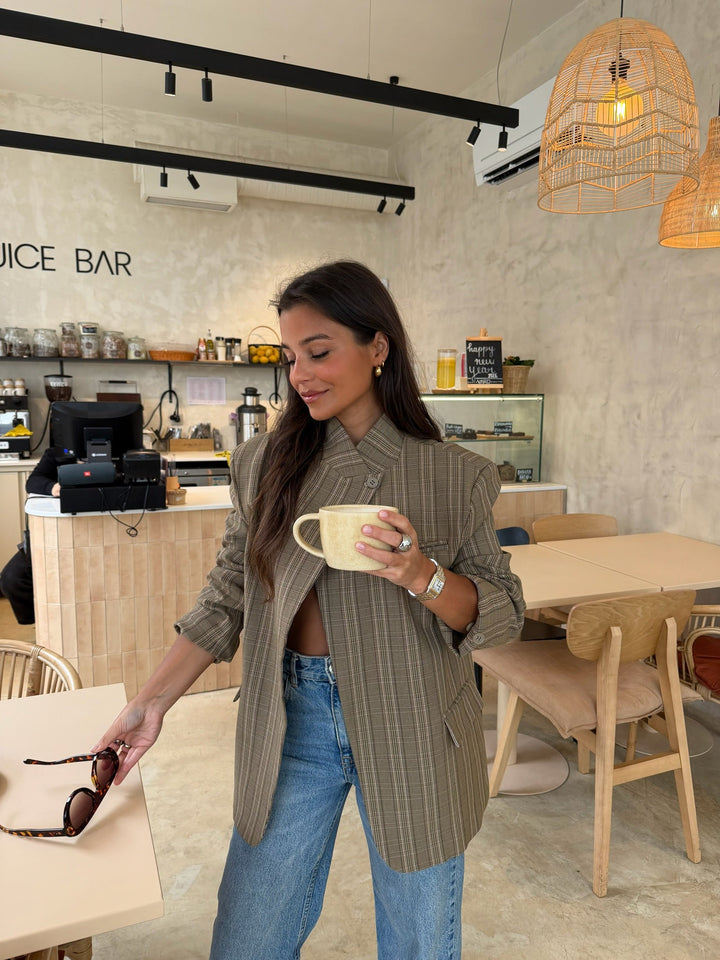 Blazer assimétrico em xadrez taupe