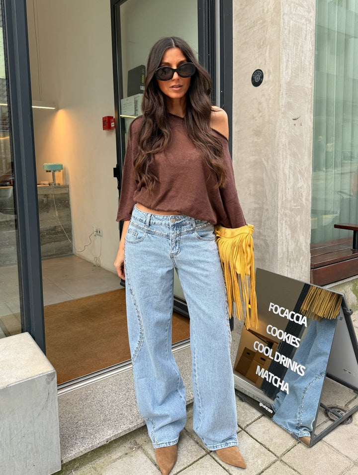 Jeans de denim com tachinhas