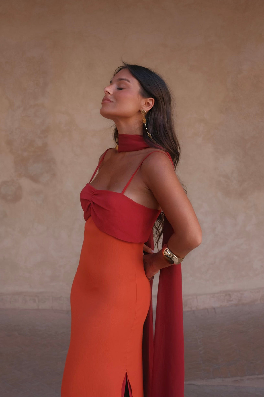 Zahara / Vestido em laranja e vermelho