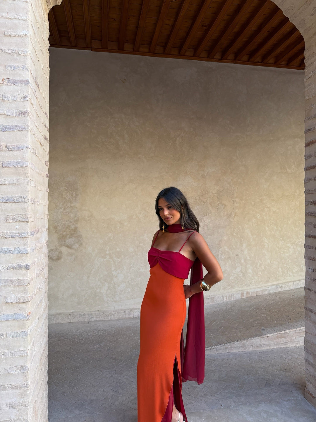 Zahara / Vestido em laranja e vermelho