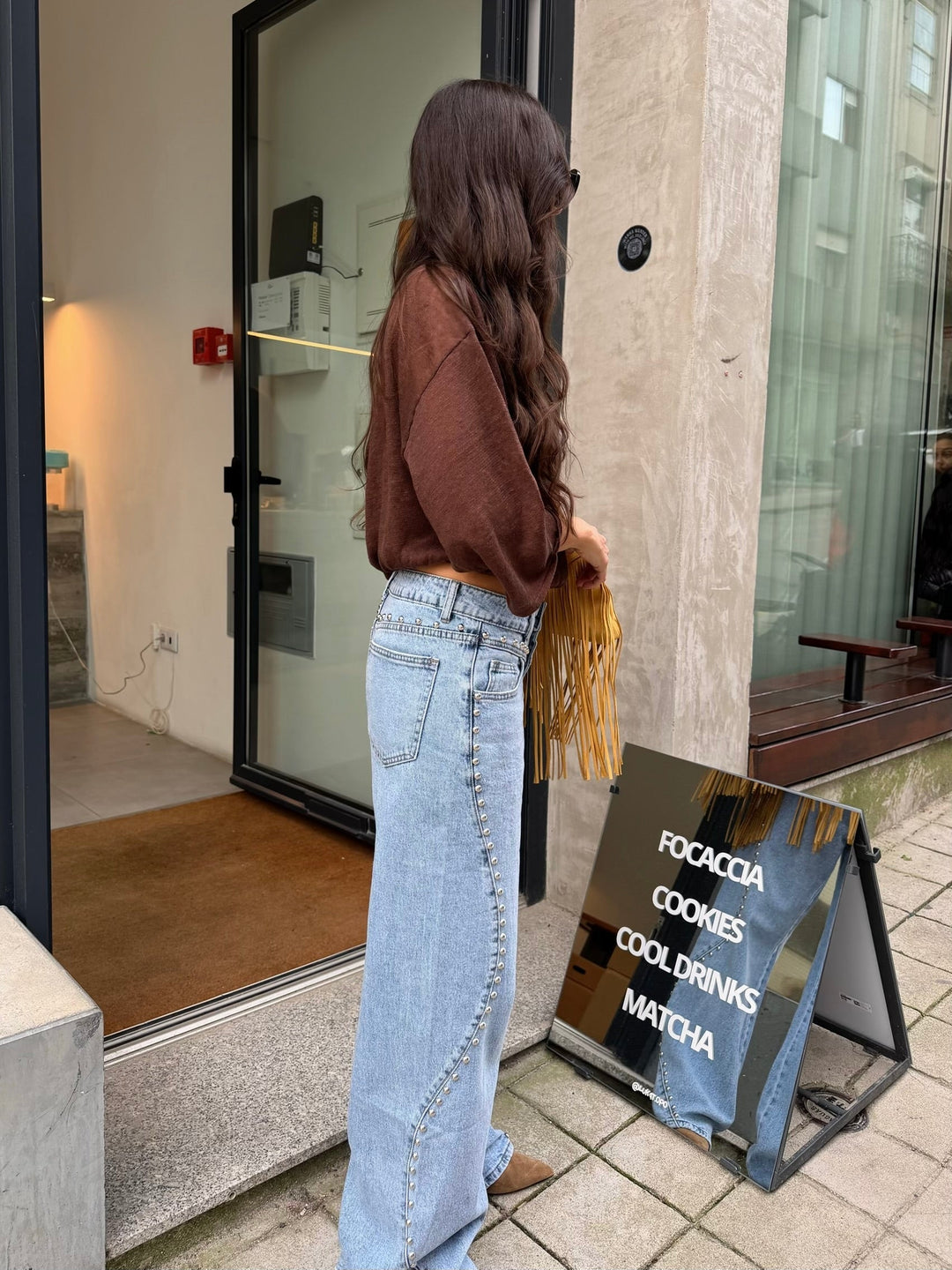 Jeans de denim com tachinhas