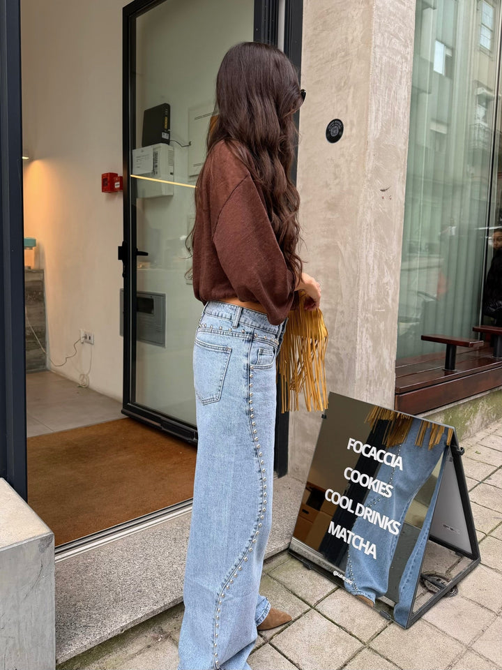 Jeans de denim com tachinhas