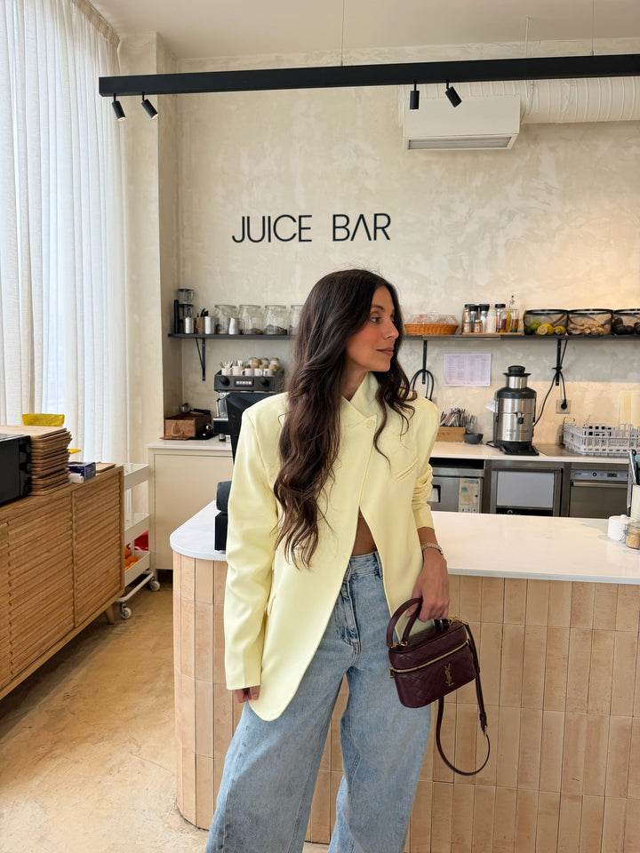 Blazer assimétrico em amarelo manteiga