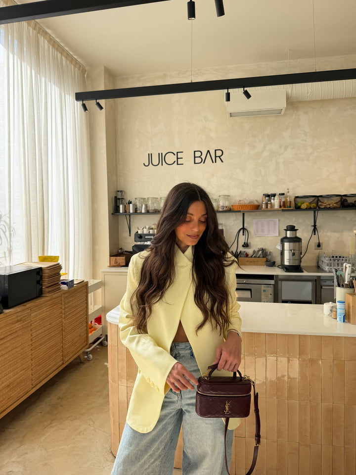 Blazer assimétrico em amarelo manteiga