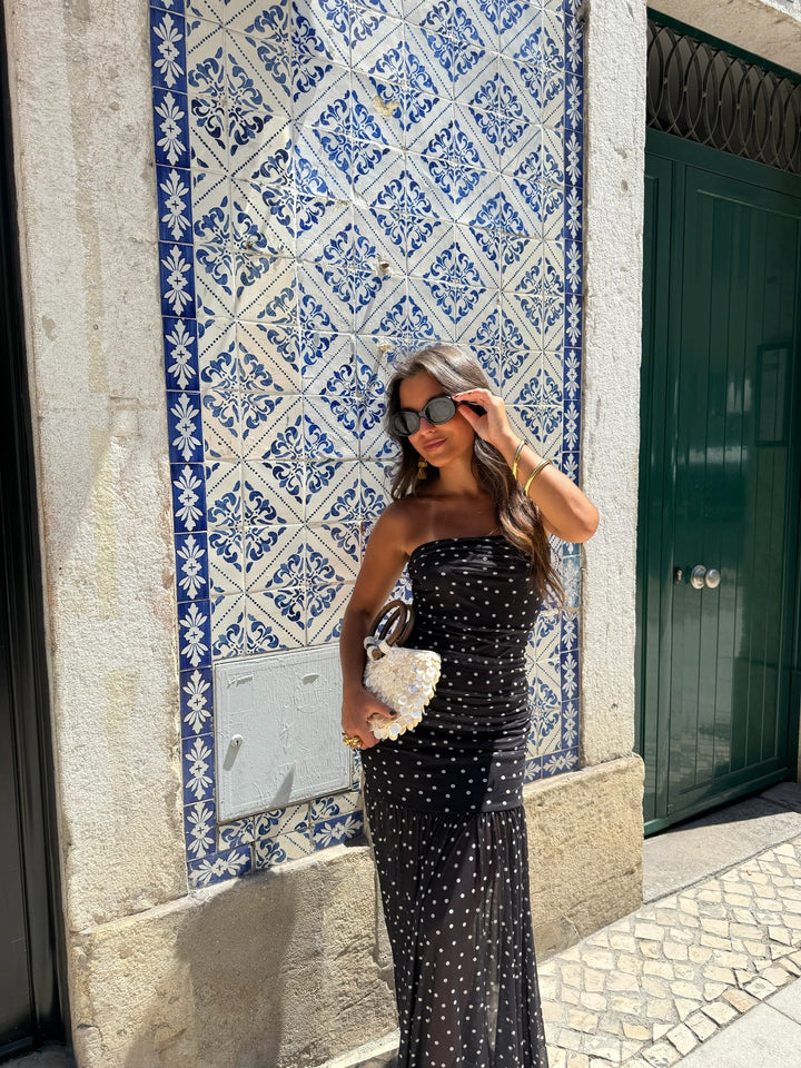 Vestido de bolinhas pretas