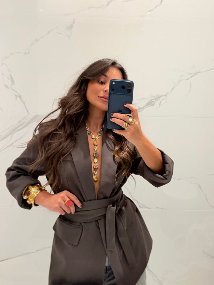 Blazer com cinto na cor chocolate — indispensável