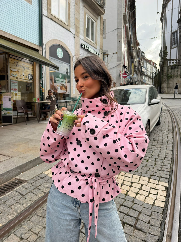 Casaco trench cropped de gola alta com padrão poá na cor rosa