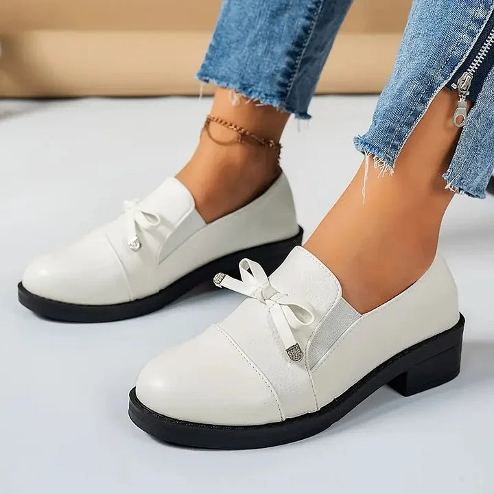 Marvina - Mocassins Elegantes com Bico Redondo e Laço Decorativo