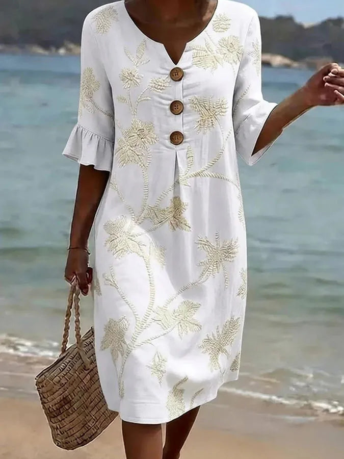 Vestido casual feminino com estampa floral.