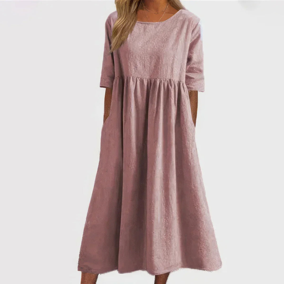 Vestido com decote redondo e bolsos