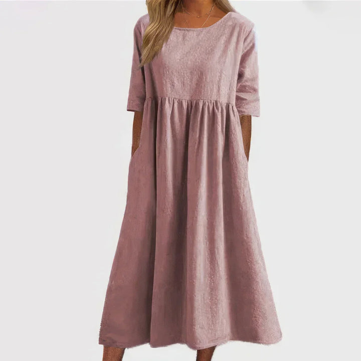 Vestido com decote redondo e bolsos