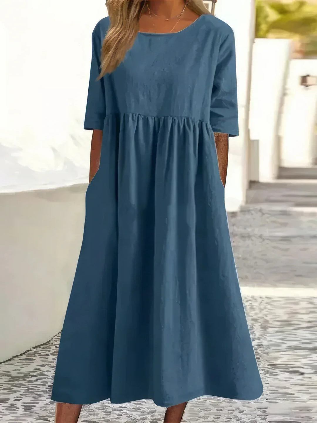 Vestido com decote redondo e bolsos