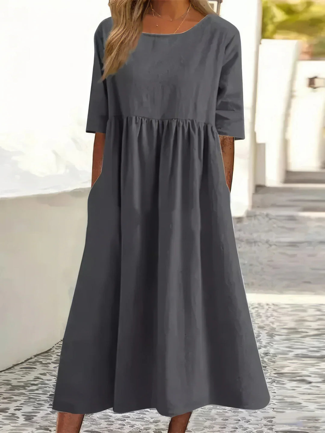 Vestido com decote redondo e bolsos